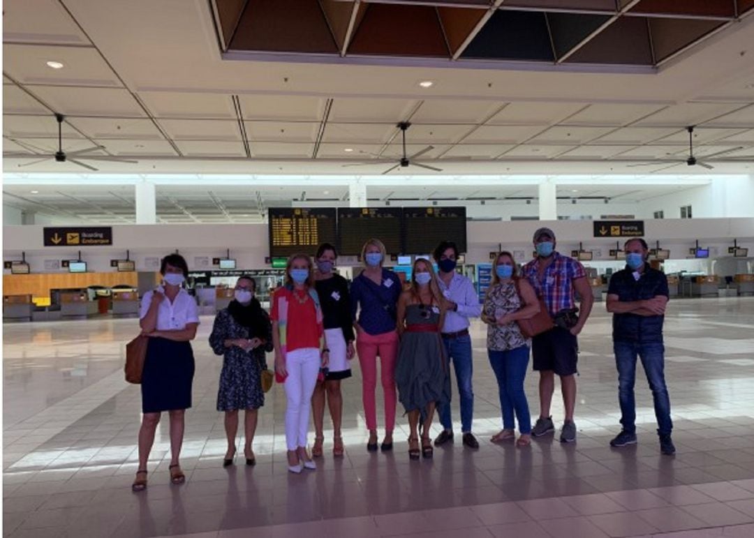 Representantes de la Federación Turística de Lanzarote y de la Asociación de Agencias de Viajes y Touroperadores en el aeropurto César Manrique.