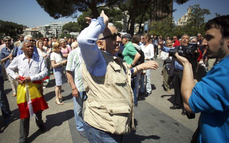 Agresión a un periodista durante la manifestación contra Podemos en Madrid