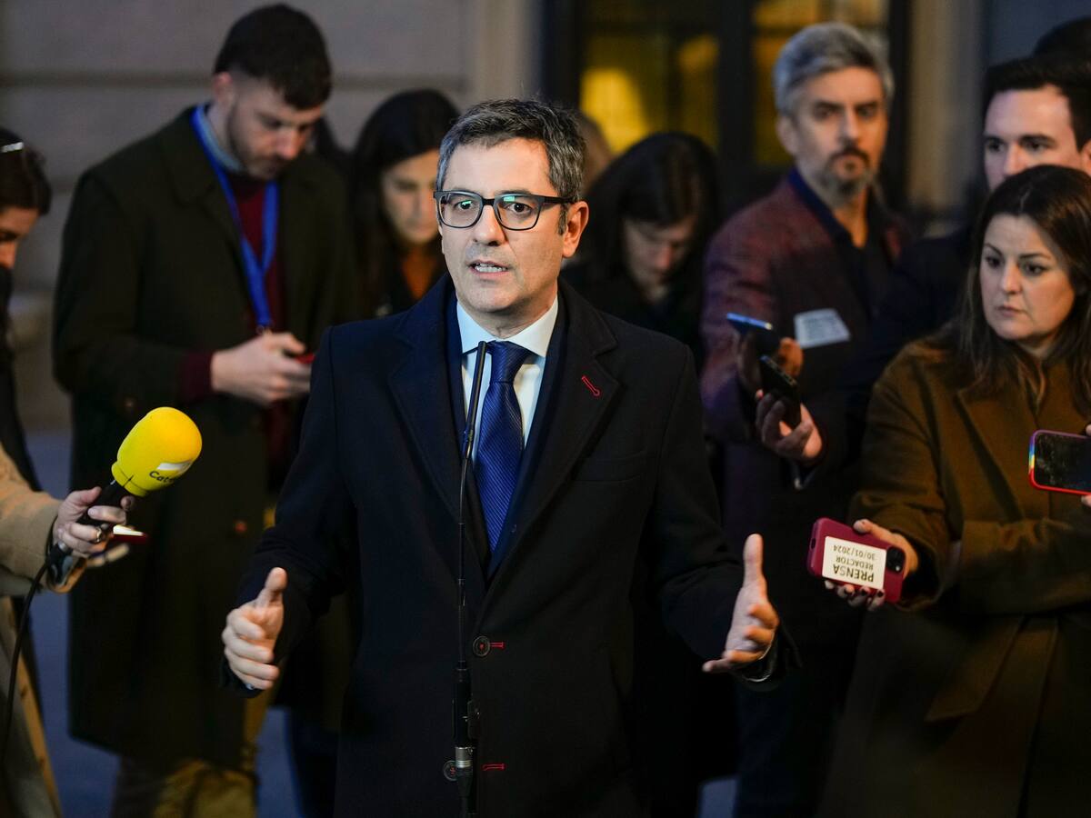 El análisis de Xavier Vidal-Folch | ¿Quién se levanta de la silla?