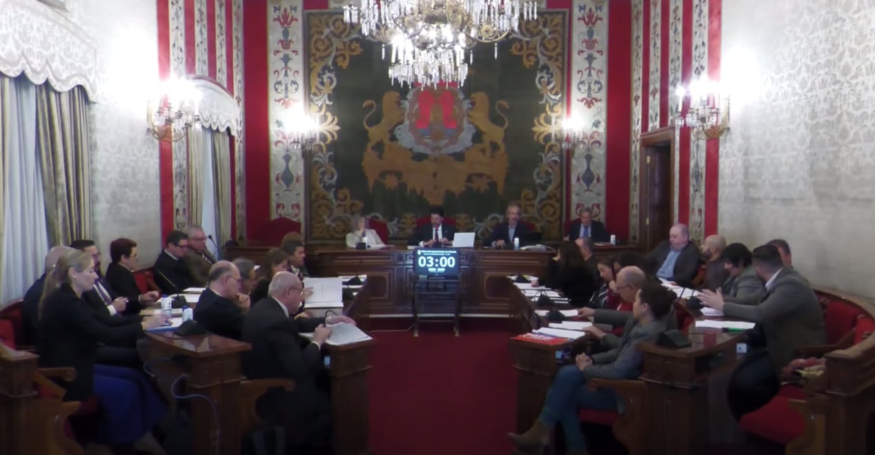 Un momento de la sesión plenaria de diciembre en el Ayuntamiento de Alicante