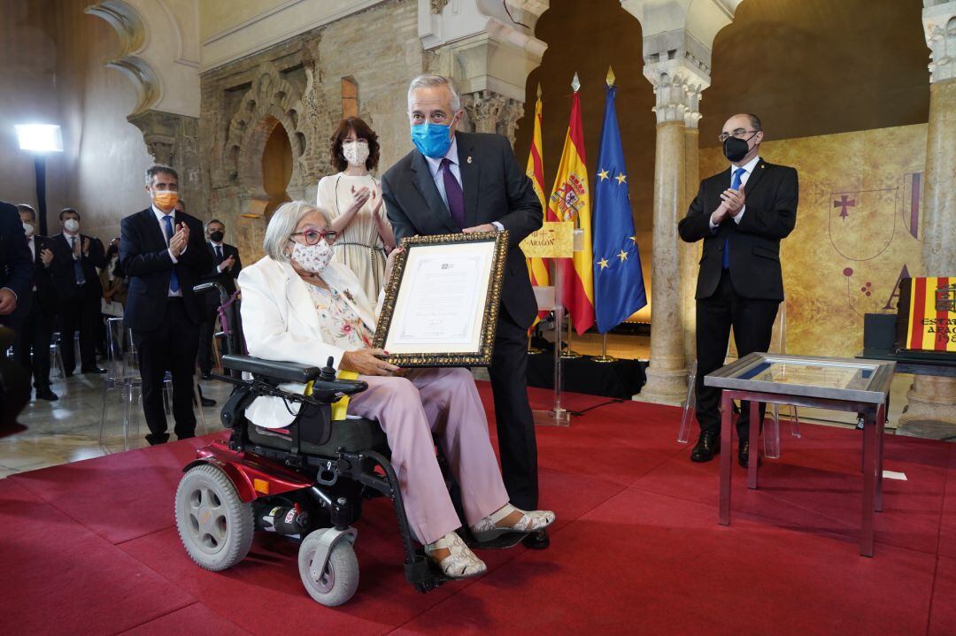 Emilia Nájera recibe la distinción de las Cortes 