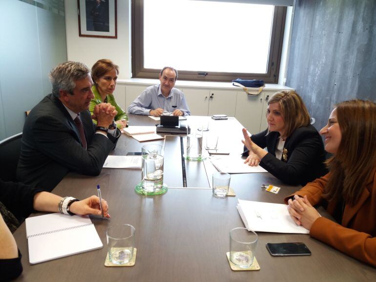 Reunión sobre las ITI en el Ministerio de Hacienda, a la derecha la presidenta de la Diputación de Cádiz, Irene García junto a la diputada de Empleo, Ana Carrera