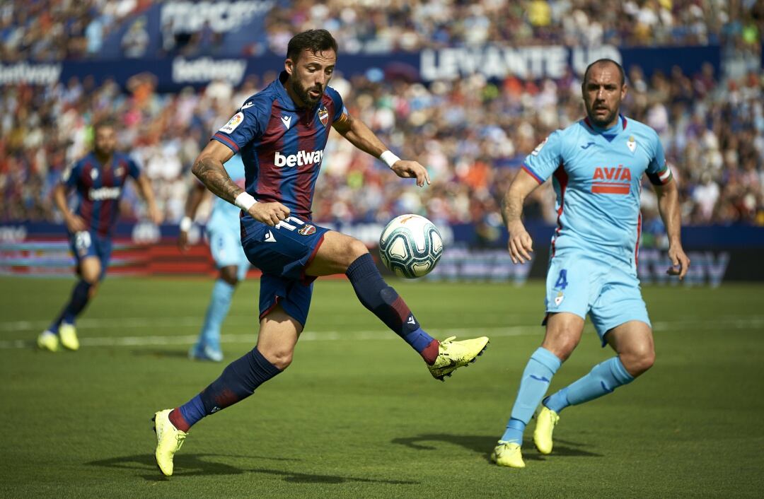 Jose Luis Morales controlando un balón en el Levante - Eibar