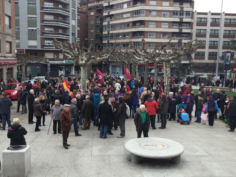 Decenas de personas han exigido la finalización de la integración de Feve