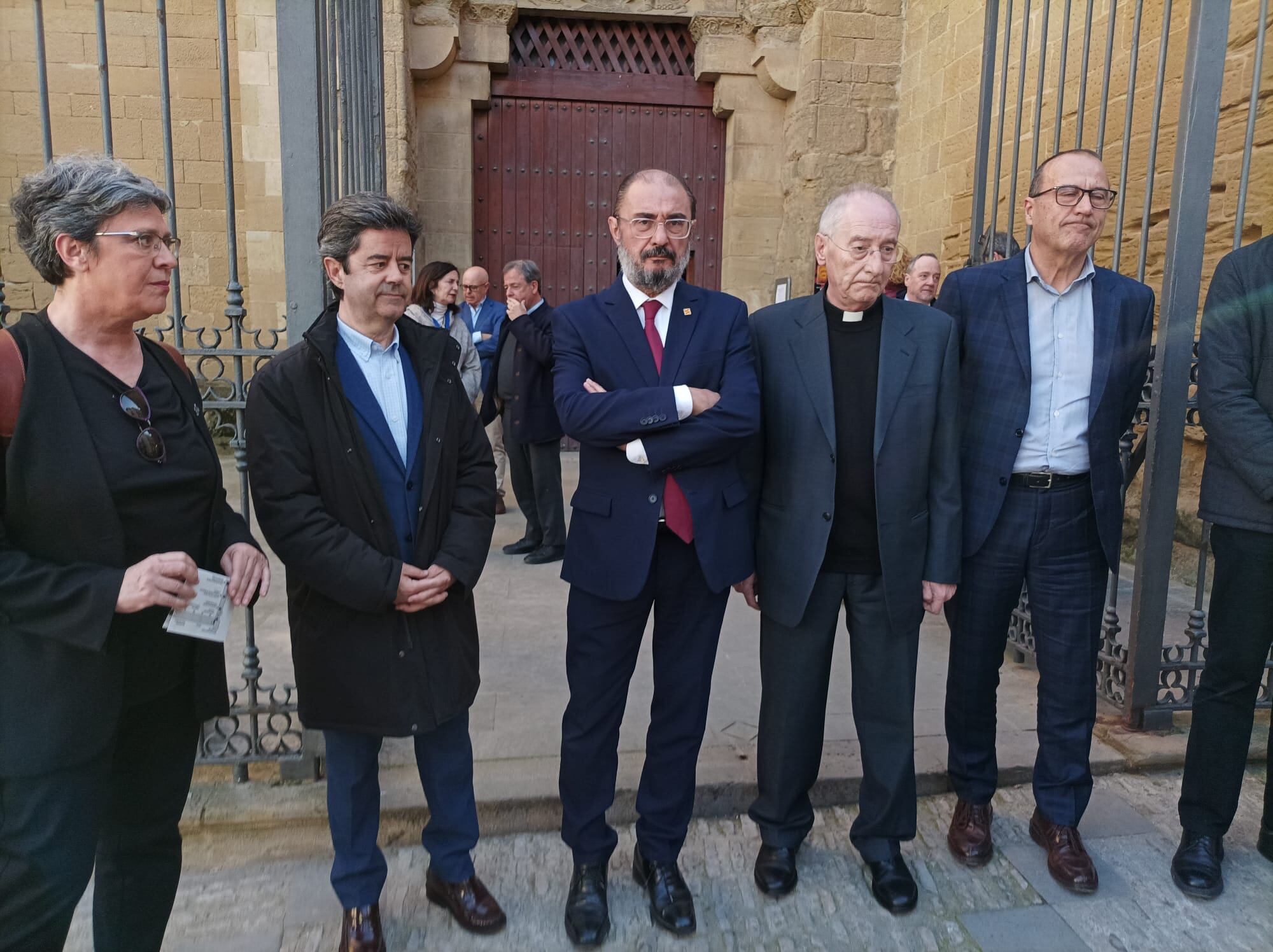 Lambán ante la Iglesia de San Pedro el Viejo.