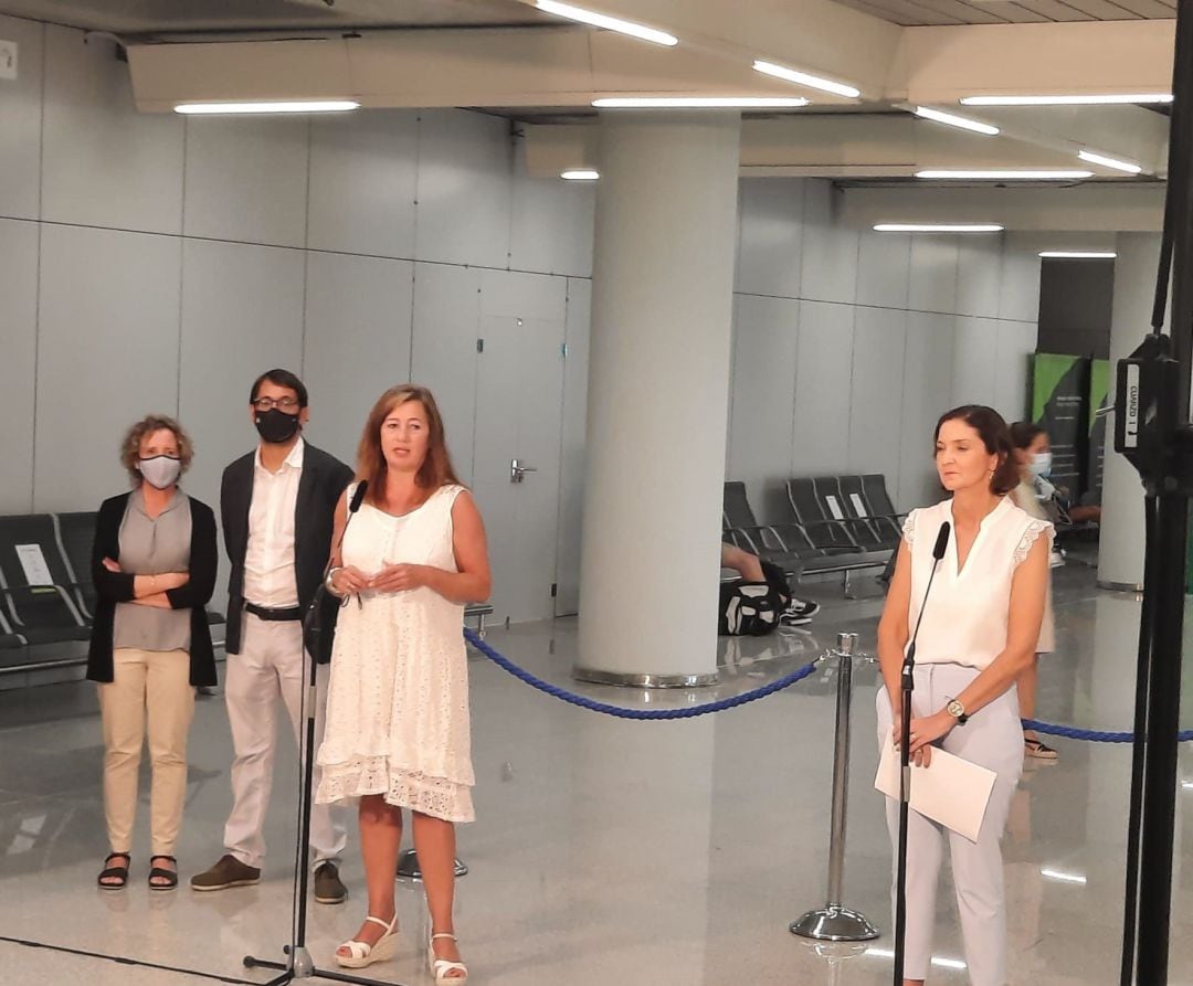 La presidenta del Govern, Francina Armengol, junto con la ministra de Industria, Comercio y Turismo, Reyes Maroto, en el aeropuerto de Palma.