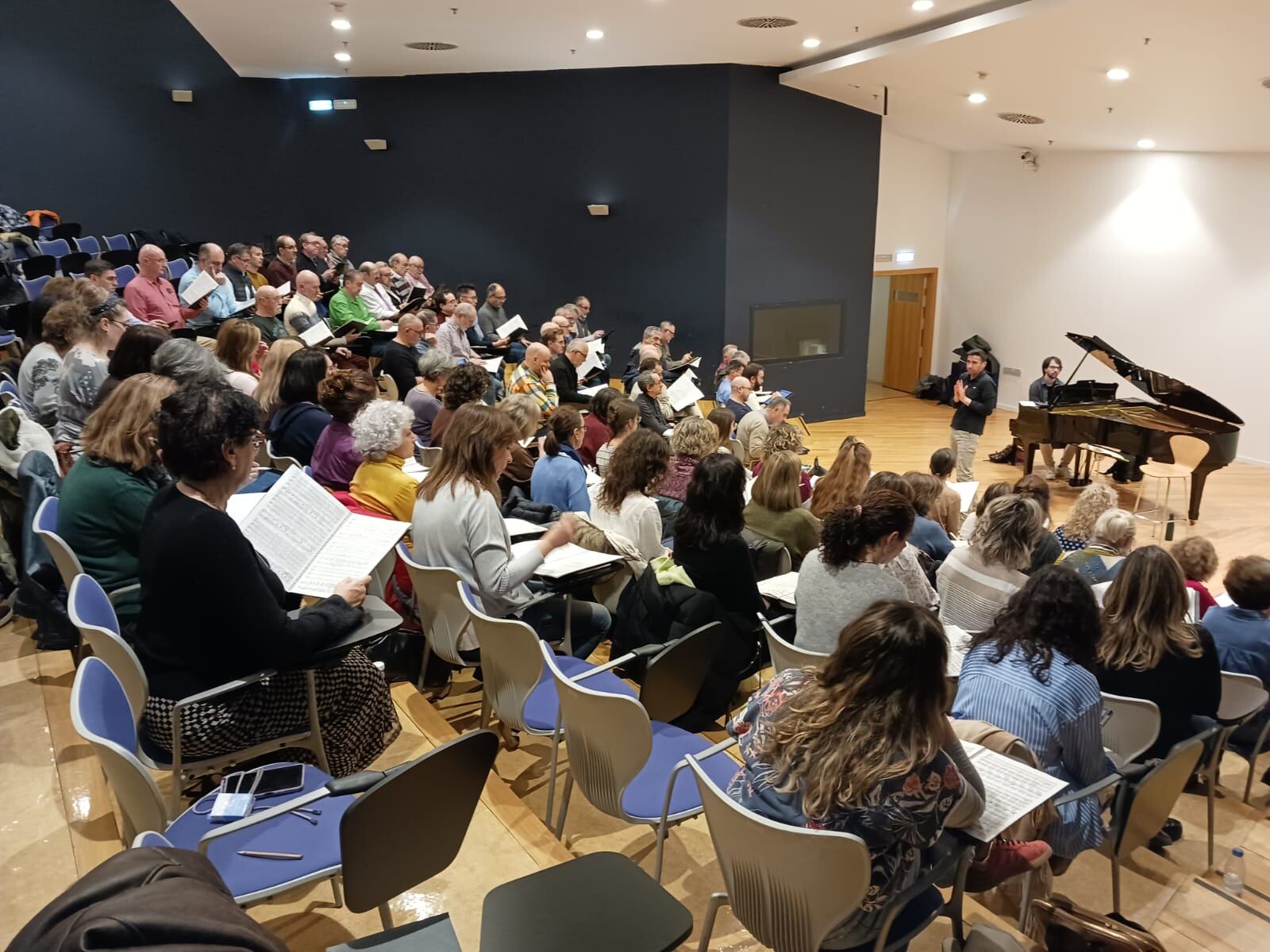 Hilari García Gázquez ensaya con el coro del Auditorio de Zaragoza. Fuente: María Romero