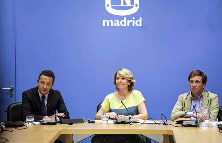 GRA438. MADRID, 22/06/2015.- Fotografía facilitada por el Grupo Municipal del PP del Ayuntamiento de Madrid que muestra un momento de la reunión celebrada esta tarde, presidida por la portavoz de dicha formación en el consistorio madrileño, Esperanza Aguirre. EFE/***SOLO USO EDITORIAL***