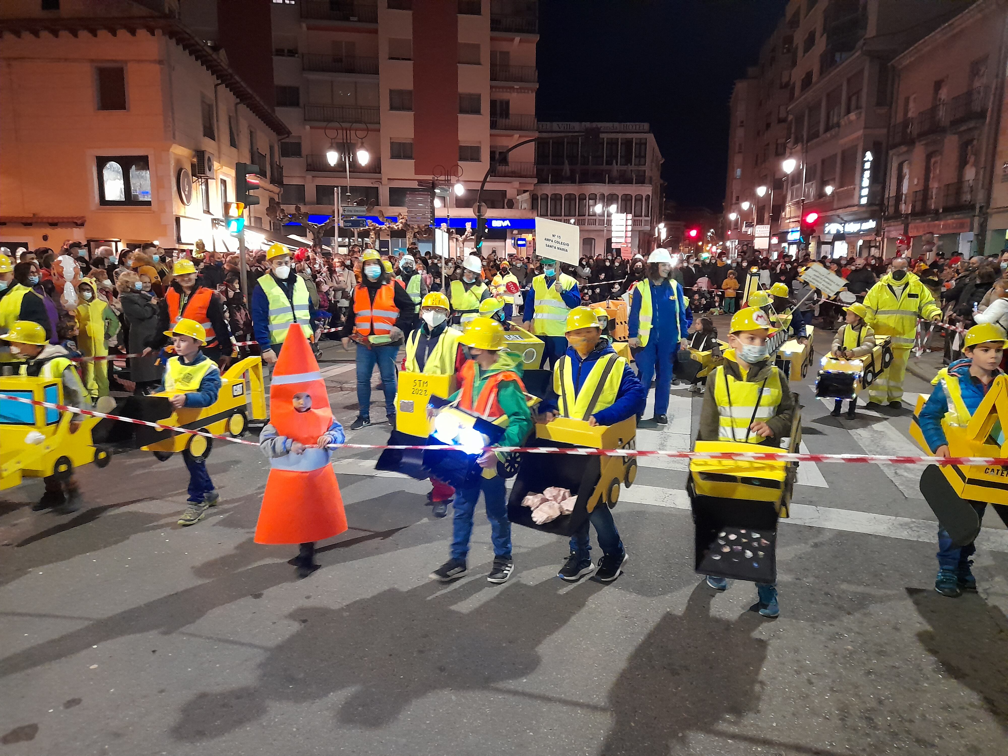 Cuadrilla de obras del AMPA del Colegio Santa María en el Carnaval de Aranda 2022