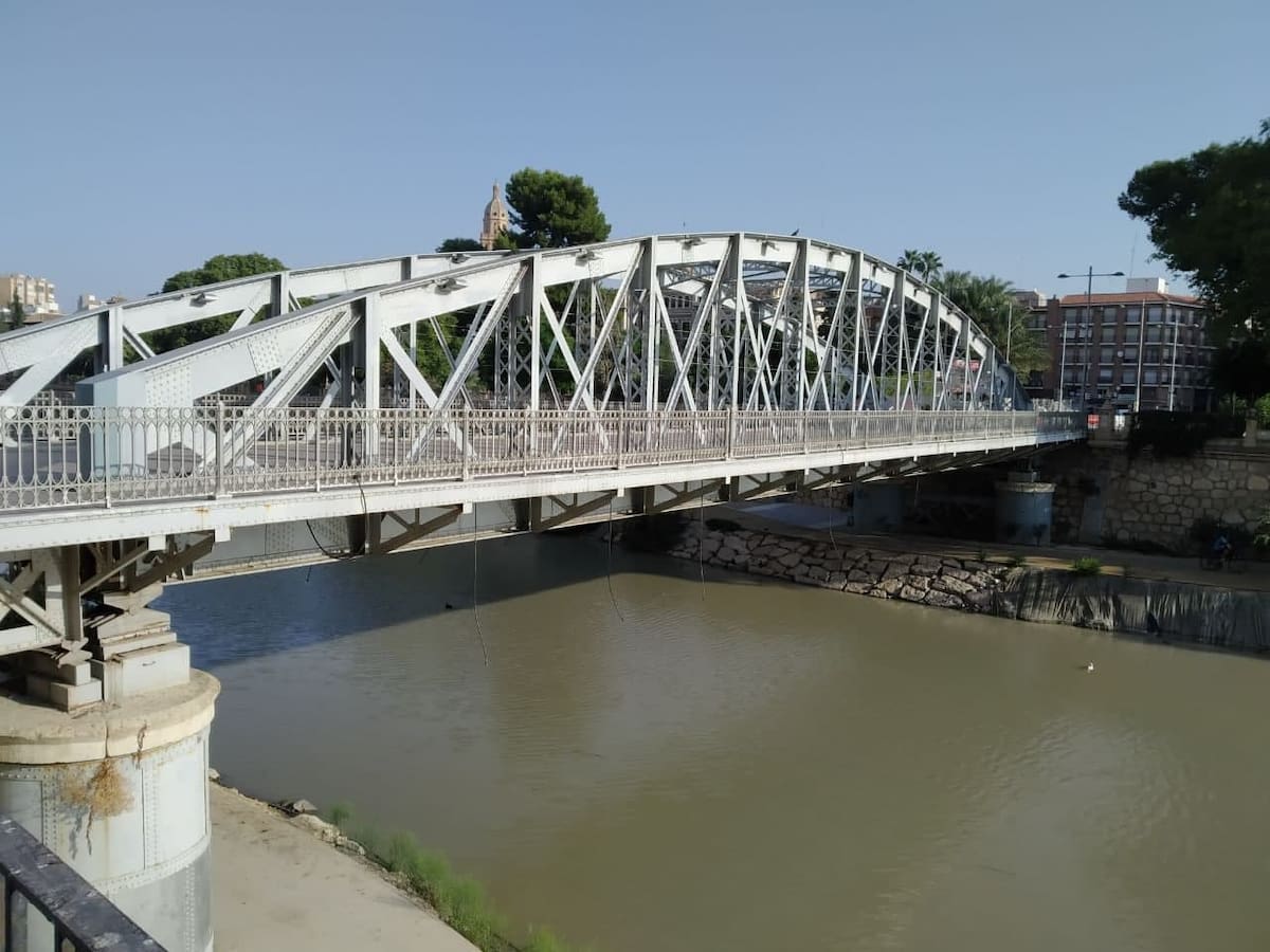 Hallan el cadáver de un hombre bajo el Puente de Hierro de Murcia