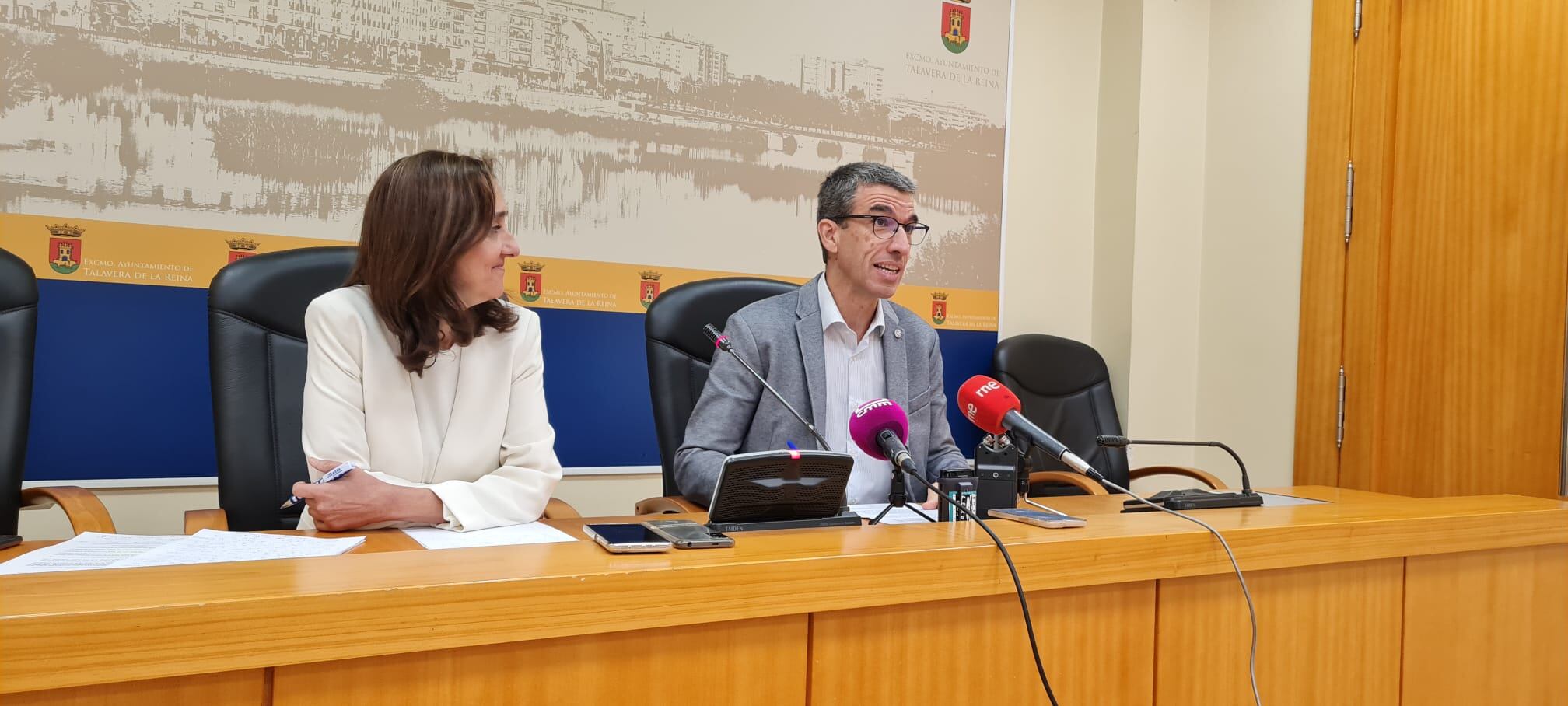 Luis Enrique Hidalgo junto a Flora Bellón en rueda de prensa