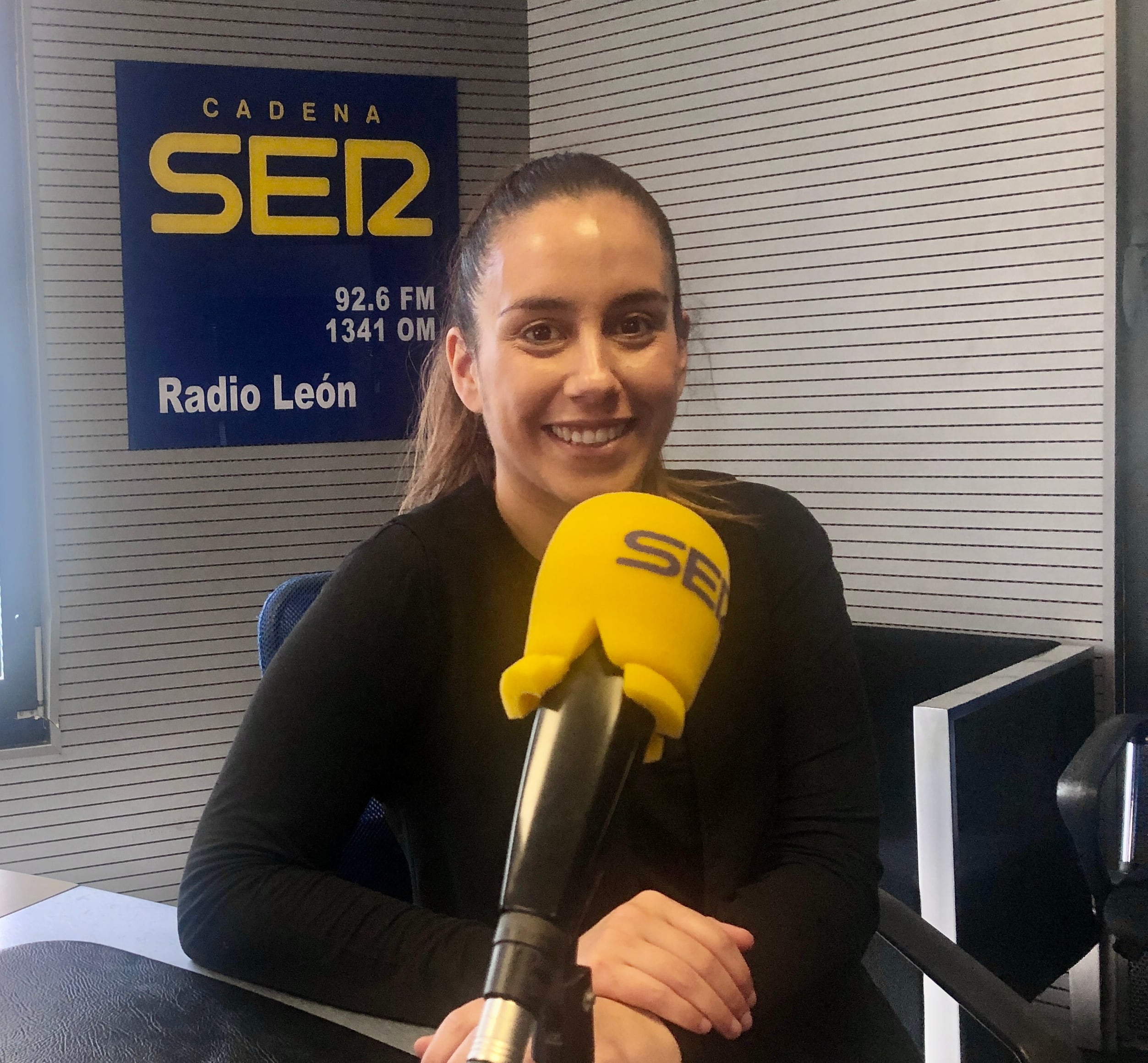 Patricia Fernández visita los estudios de Radio León