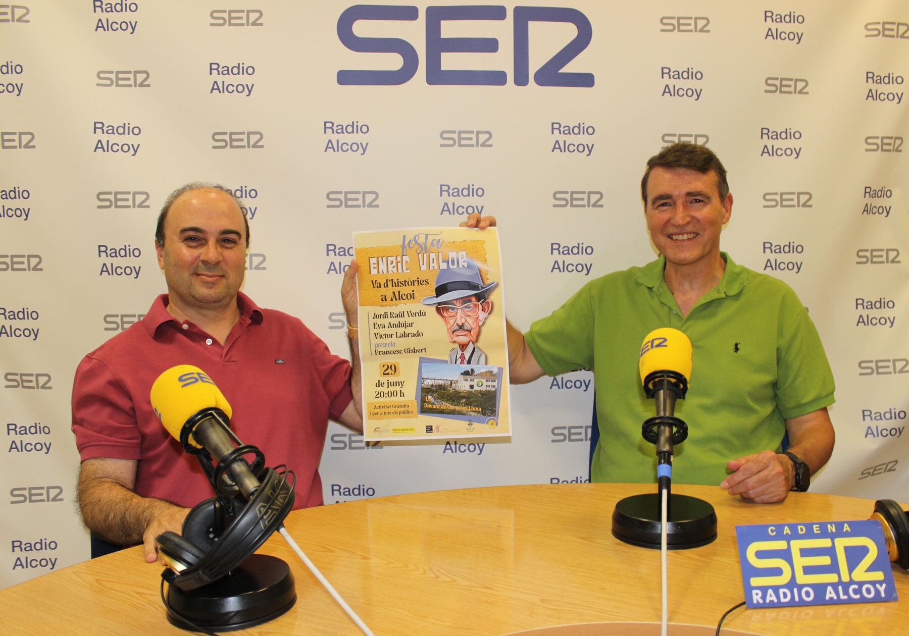 Francesc Gisbert i Jordi Raül Verdú, en l&#039;estudi central de Radio Alcoy, amb el cartell de la Festa Valor