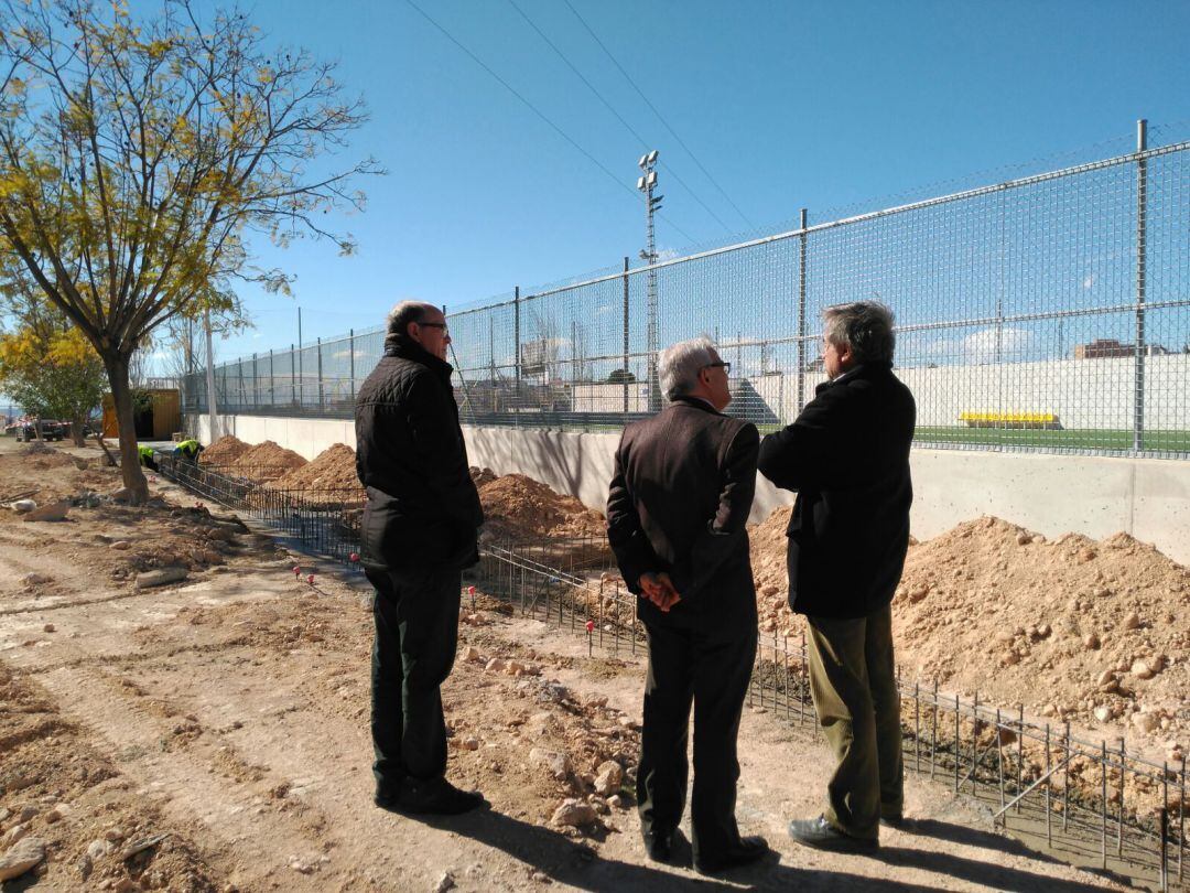 El alcalde, César Augusto Asencio, (c) durante una visita a las obras de la Ciudad Deportiva en Crevillent.