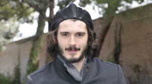 Yon González posando ante los medios