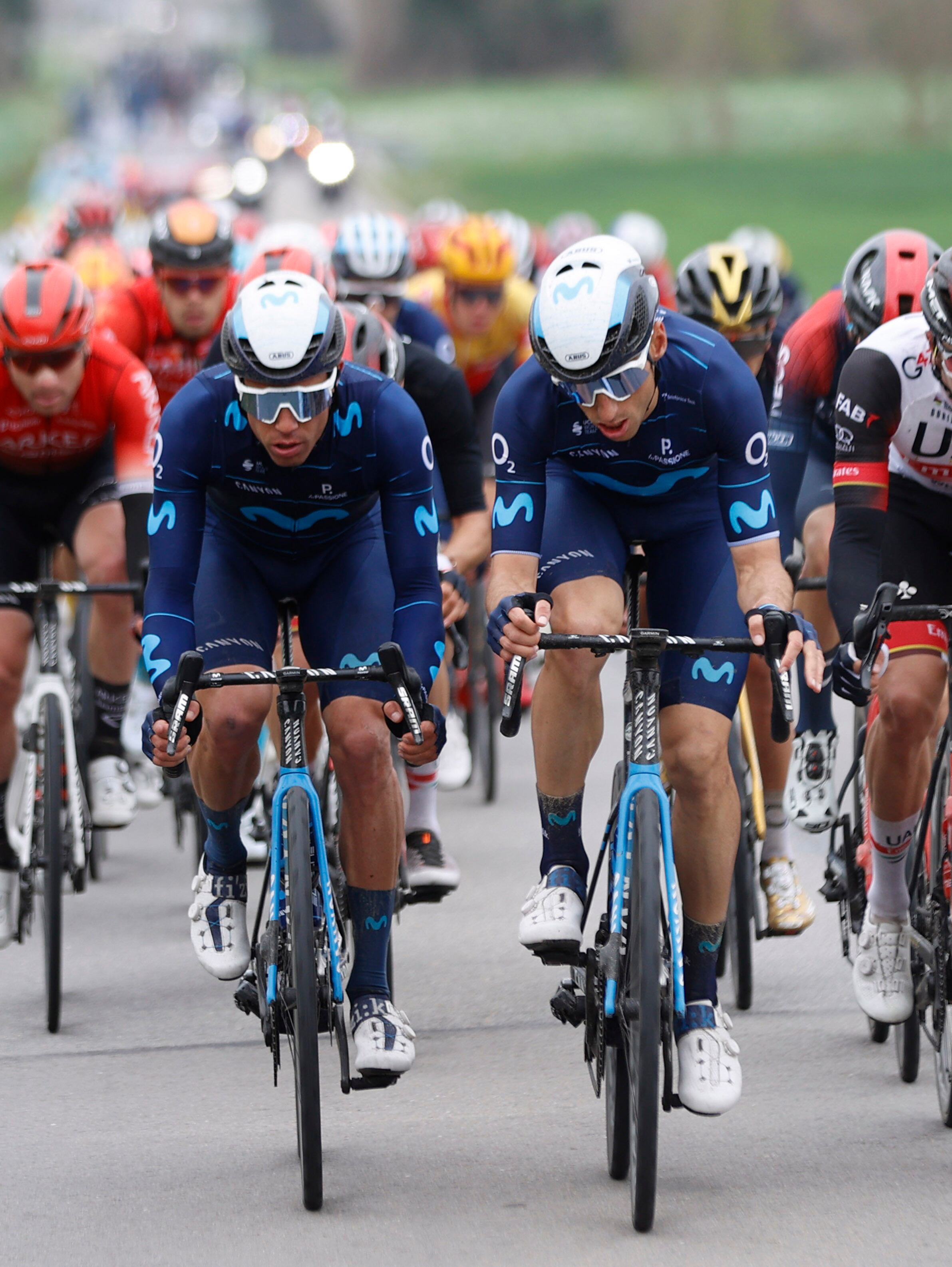 Albert Torres (esquerra) va haver de treballar de valent a l'etapa d'ahir dilluns per neutralitzar una escapada.