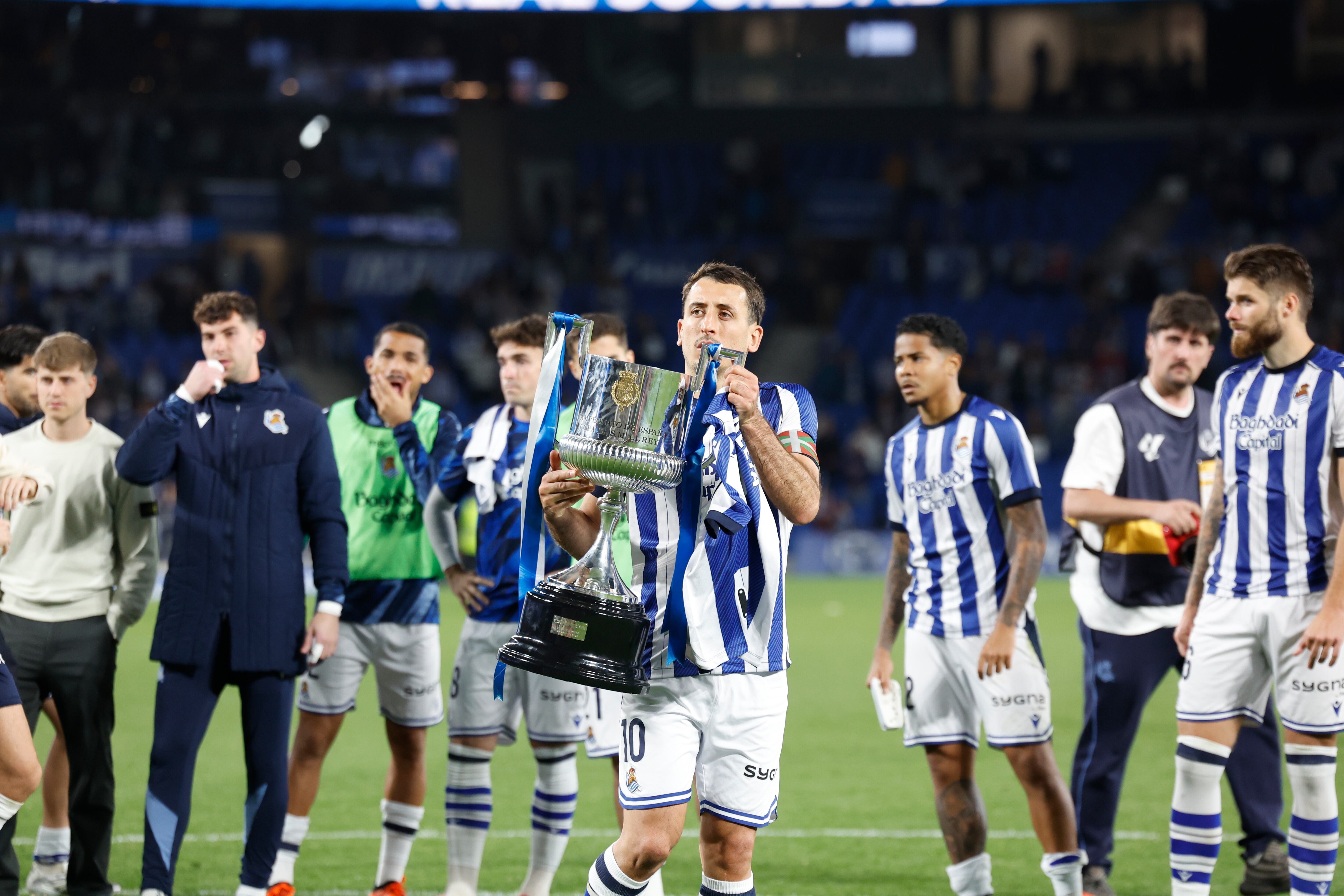 SAN SEBASTIÁN, 22/04/2026.- El delantero de la Real Sociedad Mikel Oyarzabal con la Copa del Rey tras el partido de la jornada 33 de LaLiga entre la Real Sociedad y Getafe CF, este miércoles en el estadio de Anoeta en San Sebastián. EFE/Juan Herrero