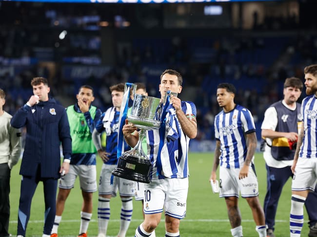 SAN SEBASTIÁN, 22/04/2026.- El delantero de la Real Sociedad Mikel Oyarzabal con la Copa del Rey tras el partido de la jornada 33 de LaLiga entre la Real Sociedad y Getafe CF, este miércoles en el estadio de Anoeta en San Sebastián. EFE/Juan Herrero