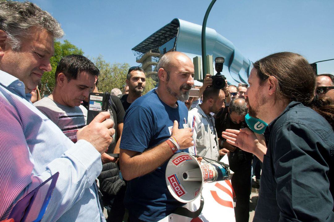 Pablo Iglesias delante de la factoría de PSA Peugeot Citroen hablando con los trabajadores en huelga