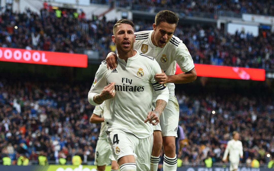 Reguilón y Ramos celebran un gol ante el Valladolid. 