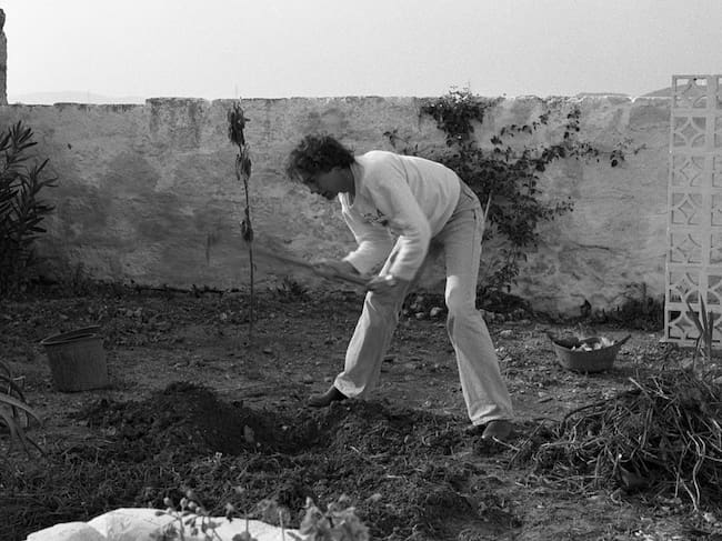 Pepe Ribas trabaja su huerto en Menorca, tras el fin del primer 'Ajoblanco' en 1979