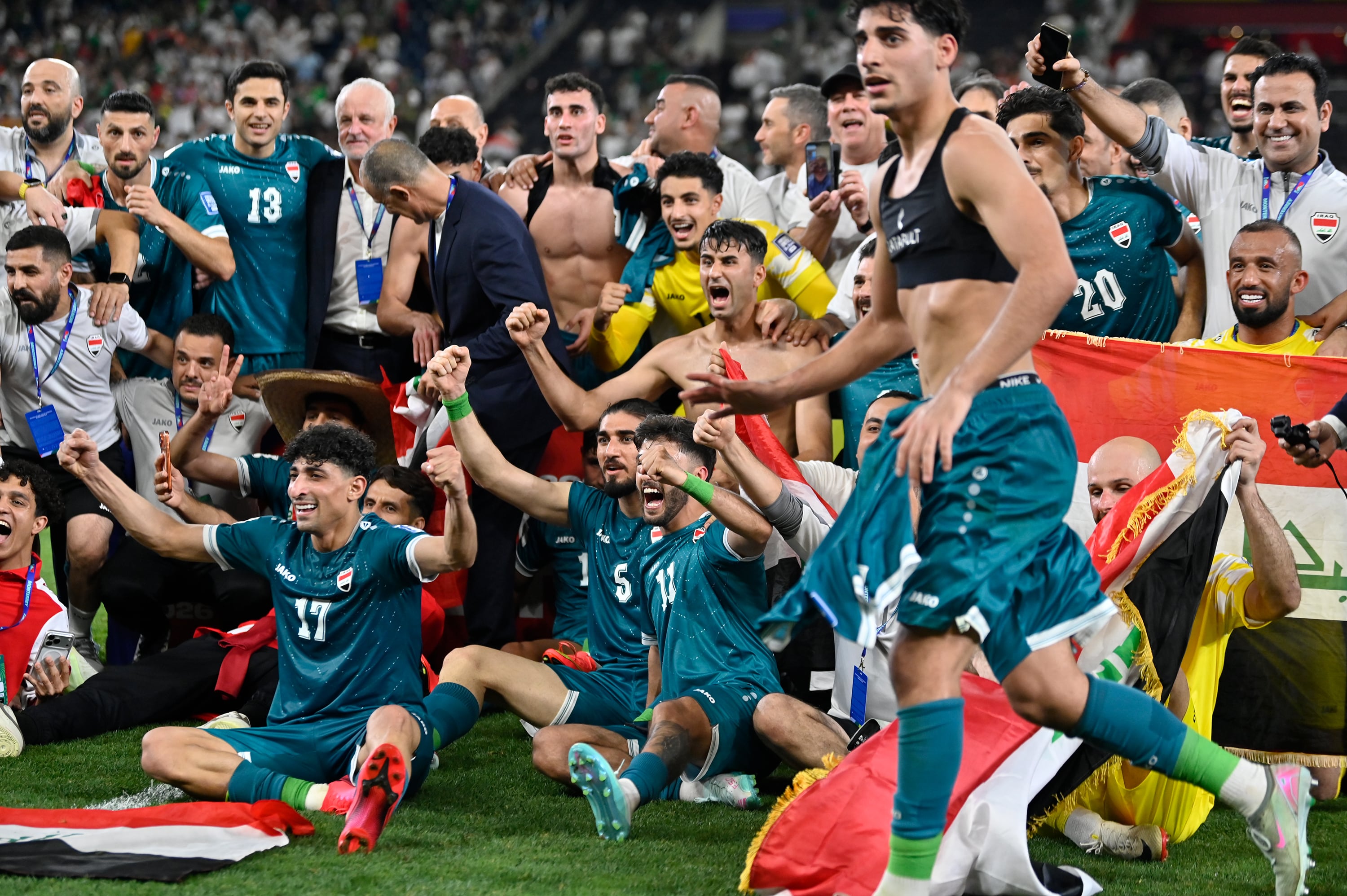 Jugadores de Irak celebran la victoria ante Bolivia y clasificarse al Mundial de este verano