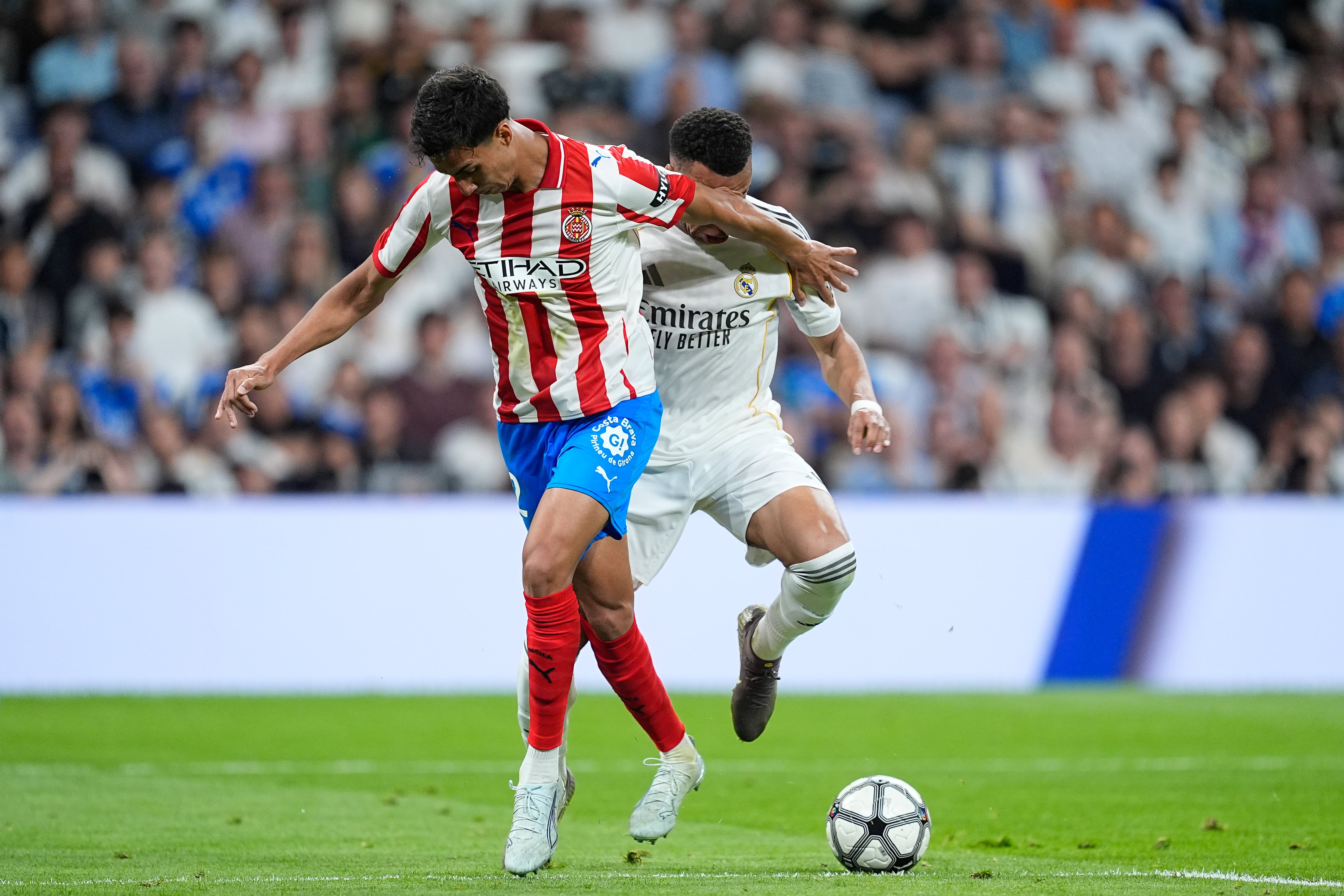 El codazo de Vitor Reis a Mbappé que no fue penalti. (Photo By Oscar J. Barroso/Europa Press via Getty Images)