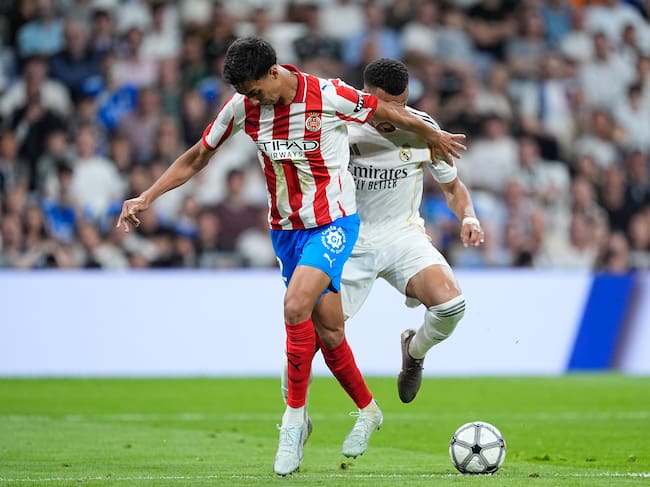 El codazo de Vitor Reis a Mbappé que no fue penalti. (Photo By Oscar J. Barroso/Europa Press via Getty Images)