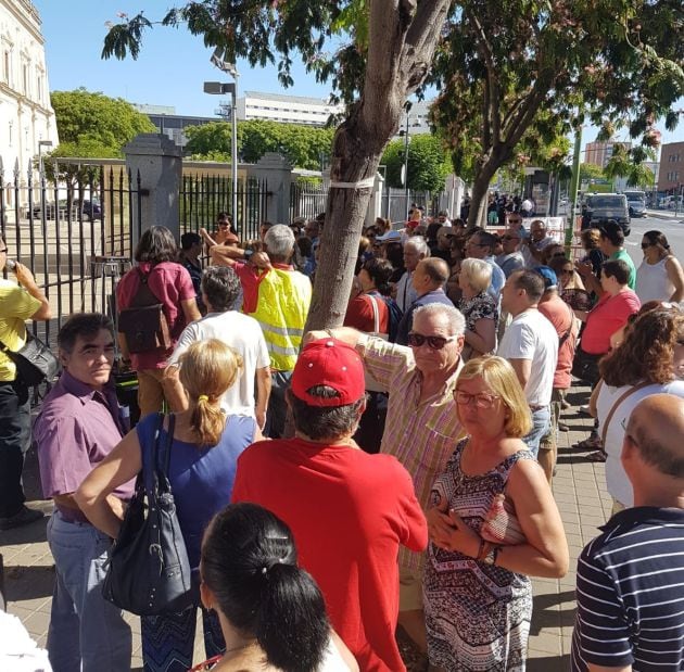 Concentración de afectados por IDental ante el Parlamento