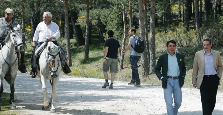 El ex presidente de la Comunidad de Madrid, Ignacio González paseando por el Parque Nacional Sierra de Guadarrama