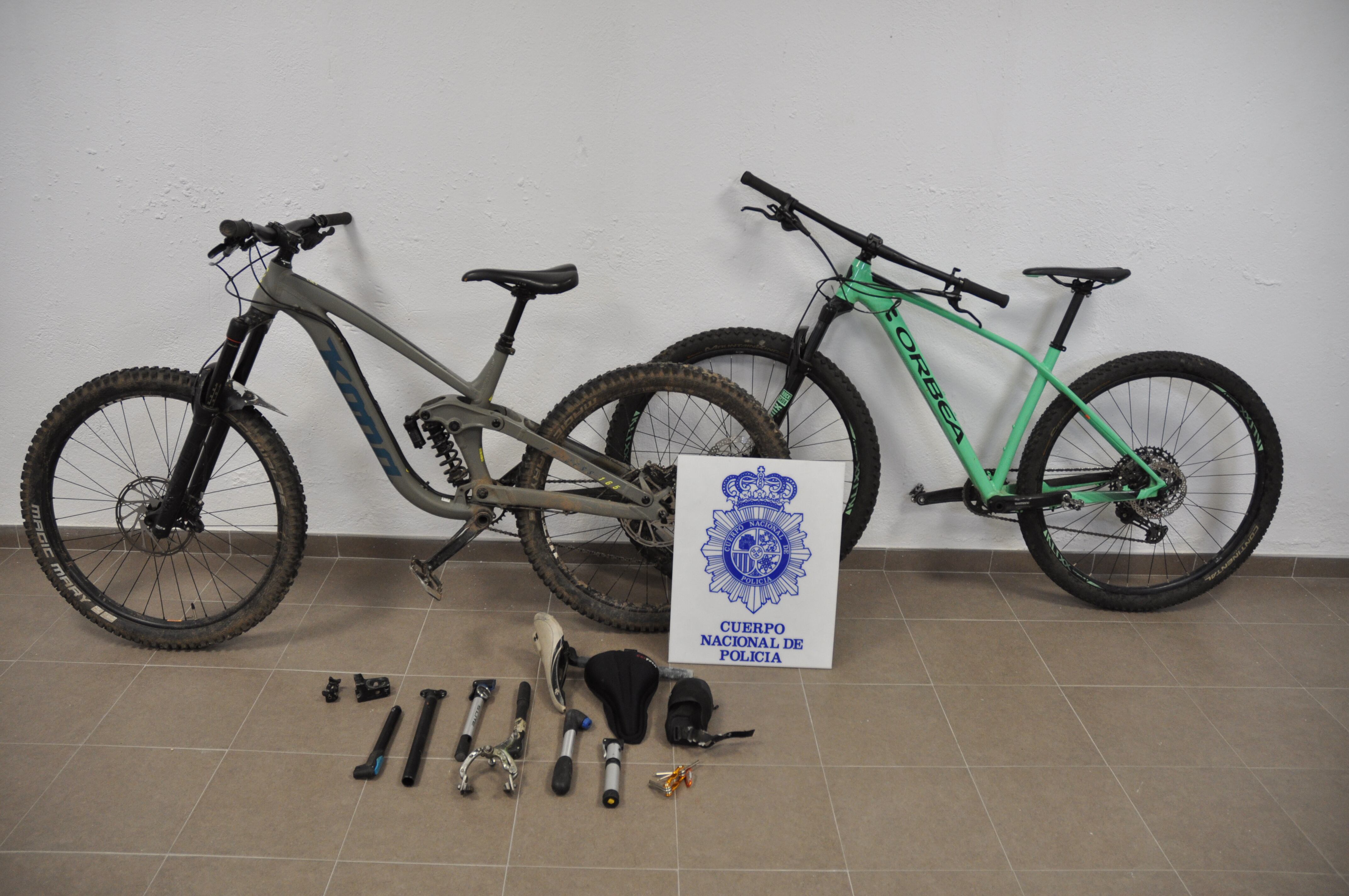 Las bicicletas y el material recuperado por la Policía Nacional tienen un valor de más de 3.000 euros.
