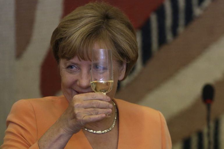 La canciller alemana, Ángela Merkel, brinda durante un almuerzo en el Palacio de Itamaraty, en Brasilia.