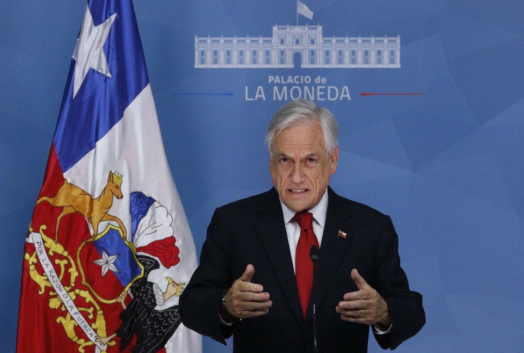 Sebastián Piñera declara el estado de emergencia en la capital de Chile. 