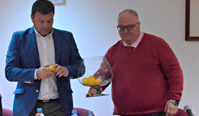 El alcalde de Humanes (i) fue uno de los encargados de realizar el sorteo de emparejamientos