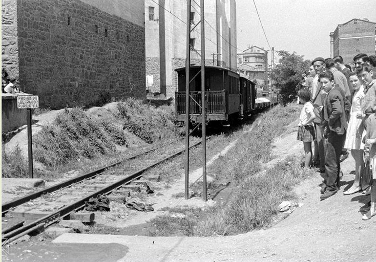 El paso del ferrocarril vasco-navarro por la calle José Mardones