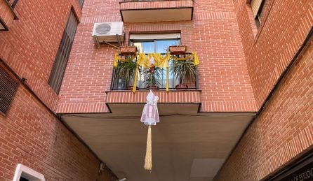 Imágenes en honor a San Blas cuelgan de ventanas y balcones en el barrio de Santa Eulalia