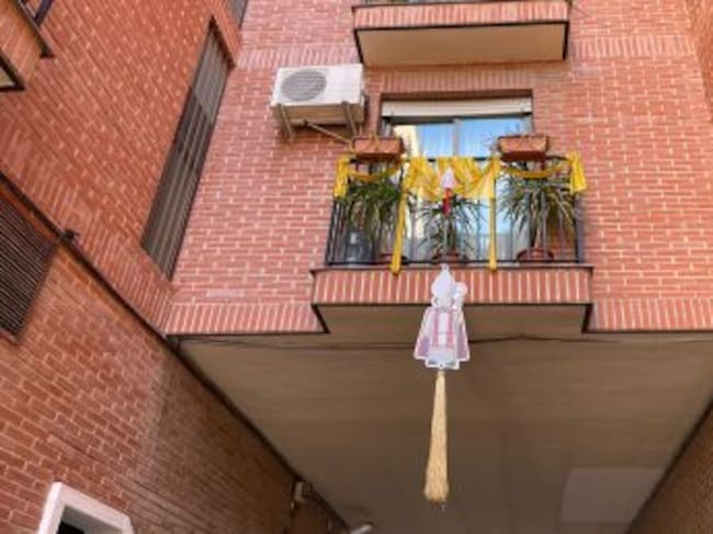 Imágenes en honor a San Blas cuelgan de ventanas y balcones en el barrio de Santa Eulalia