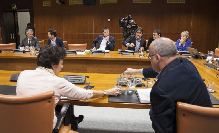 Los miembros de ponencia Damborenea, Sémper, Maneiro, Urizar, Arraiz y Ubera, al fondo. y Celaá y Egibar, en primer plano