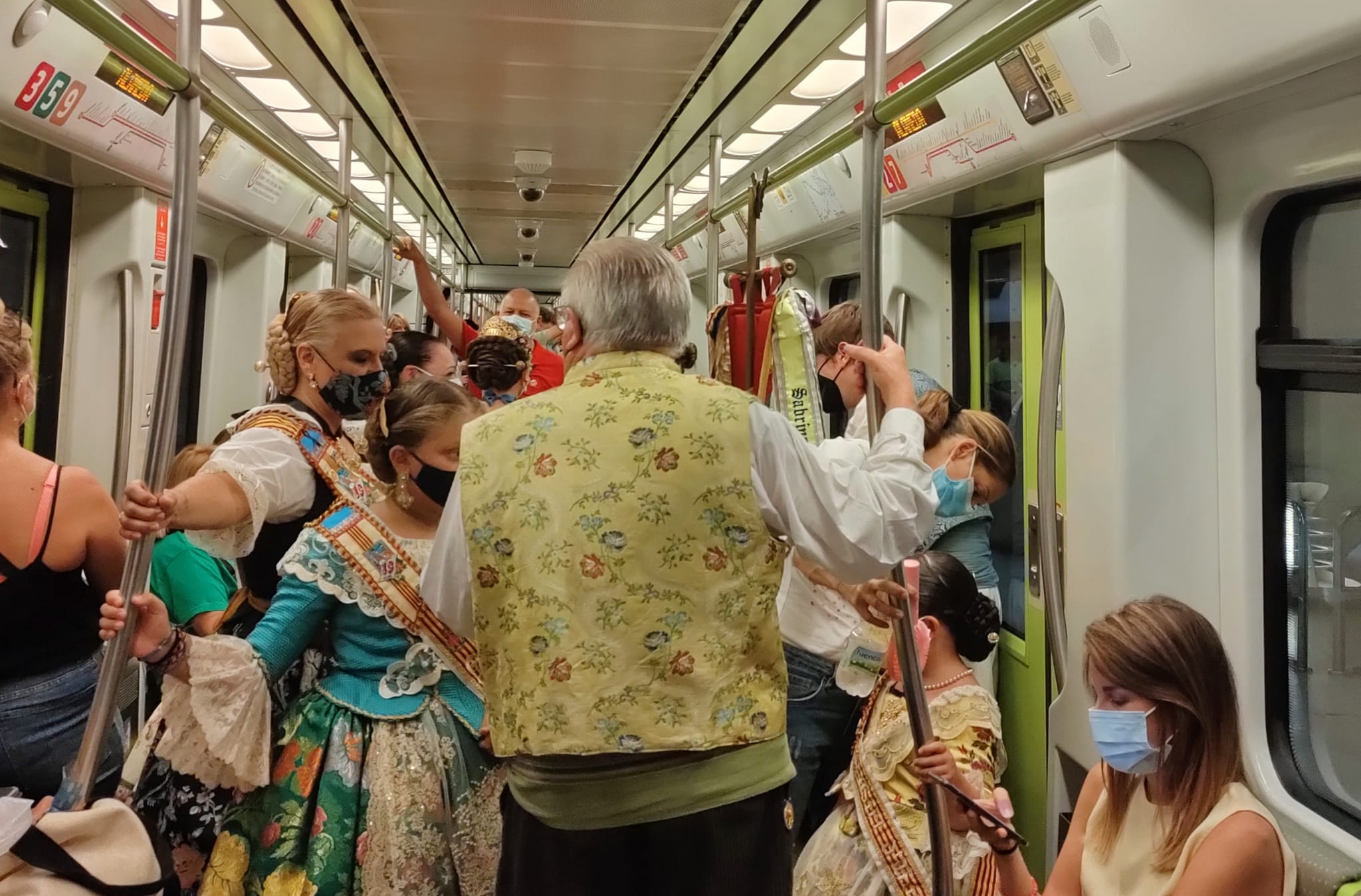 Falleros yendo a la Crida en Metrovalencia