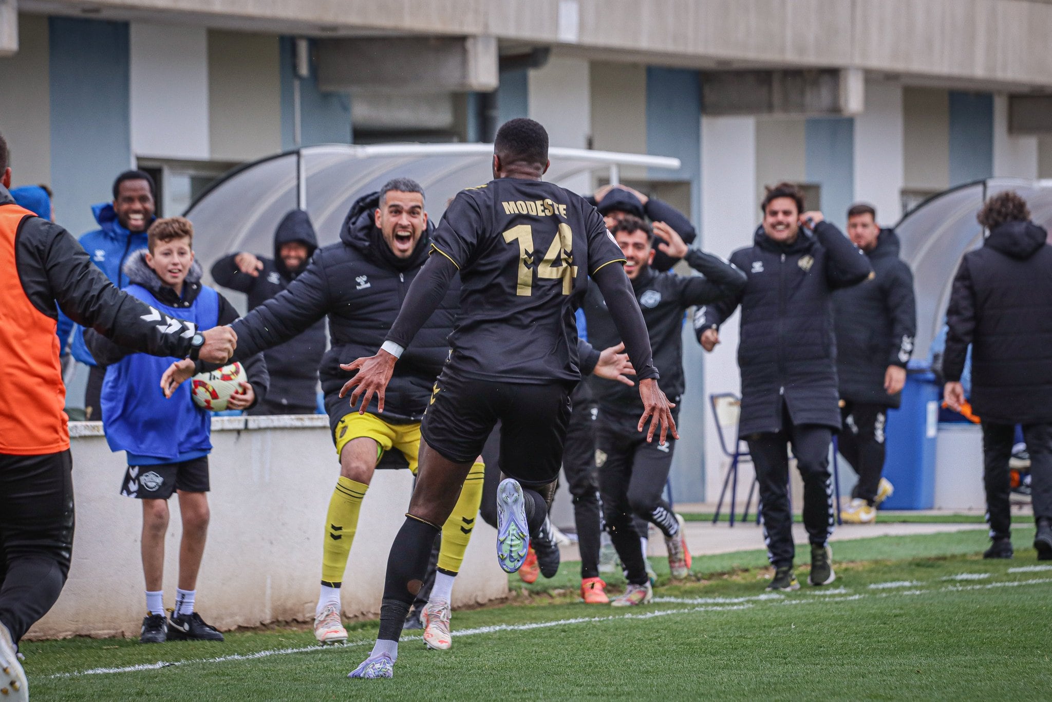 Anthony Modeste, jugador del Intercity, celebra su primer gol con el conjunto alicantino