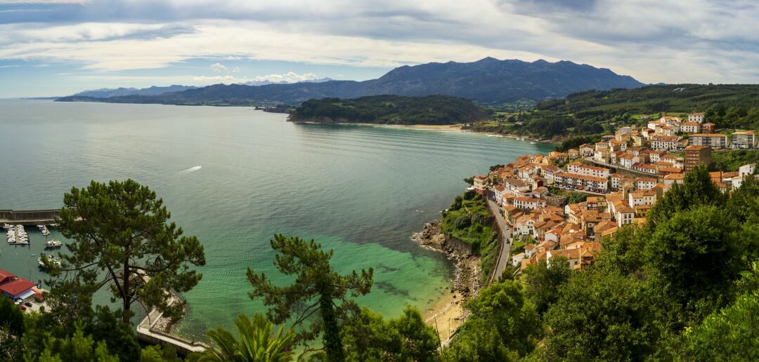 Vista de Lastres desde el Mirador de San Roque. PINCHA SOBRE LA FOTO PARA VOTAR.