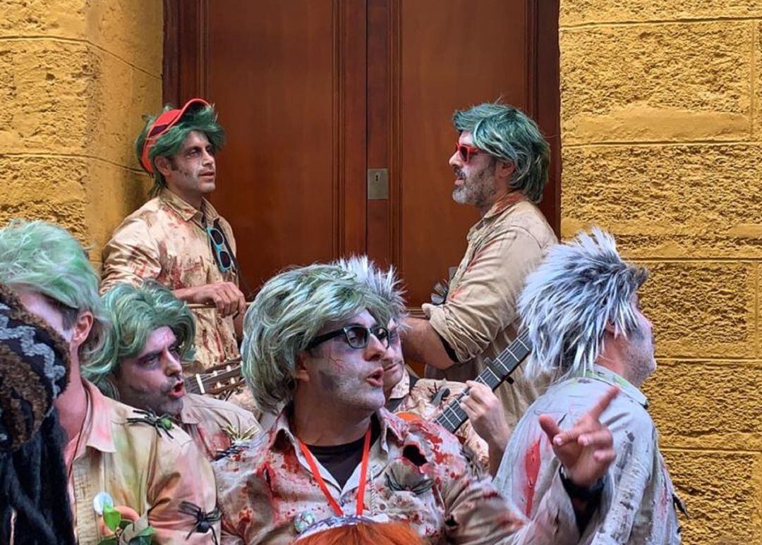 La chirigota callejera &quot;Los muertos de Cádiz&quot; cantan en las calles de Cádiz.