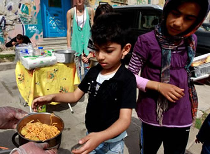 Cada vez más niños sin recursos tienen que esperar largas colas para llevarse algo a la boca