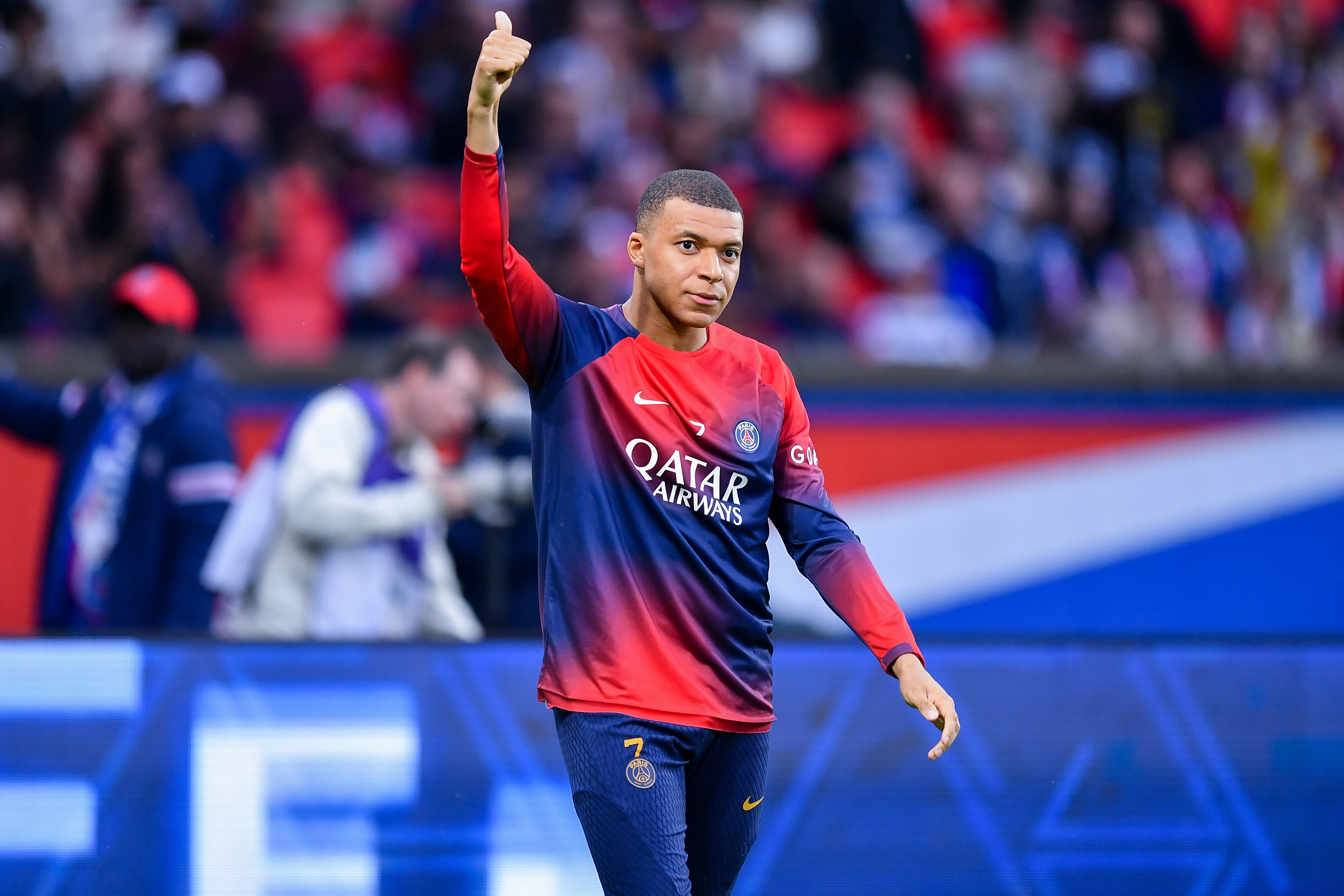 Kylian Mbappe saluda a la afición antes del encuentro entre Paris Saint-Germain y Toulouse FC