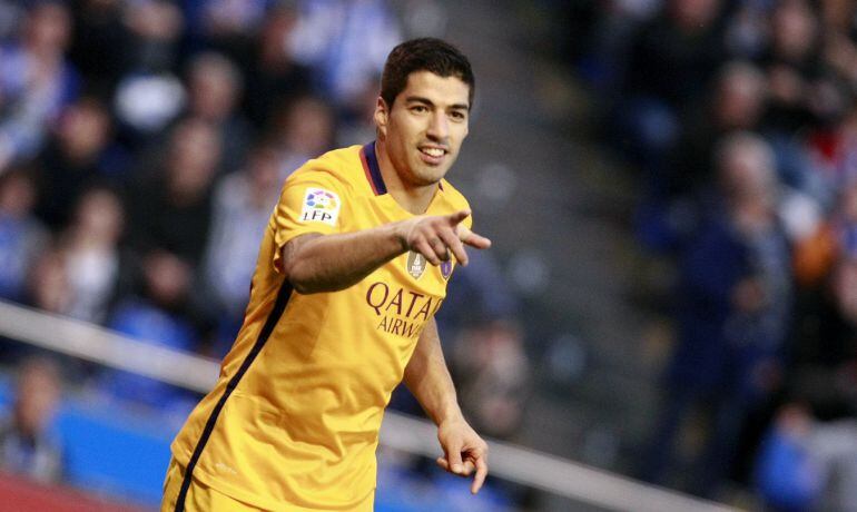 El delantero uruguayo del FC Barcelona Luis Suárez celebra su cuarto gol