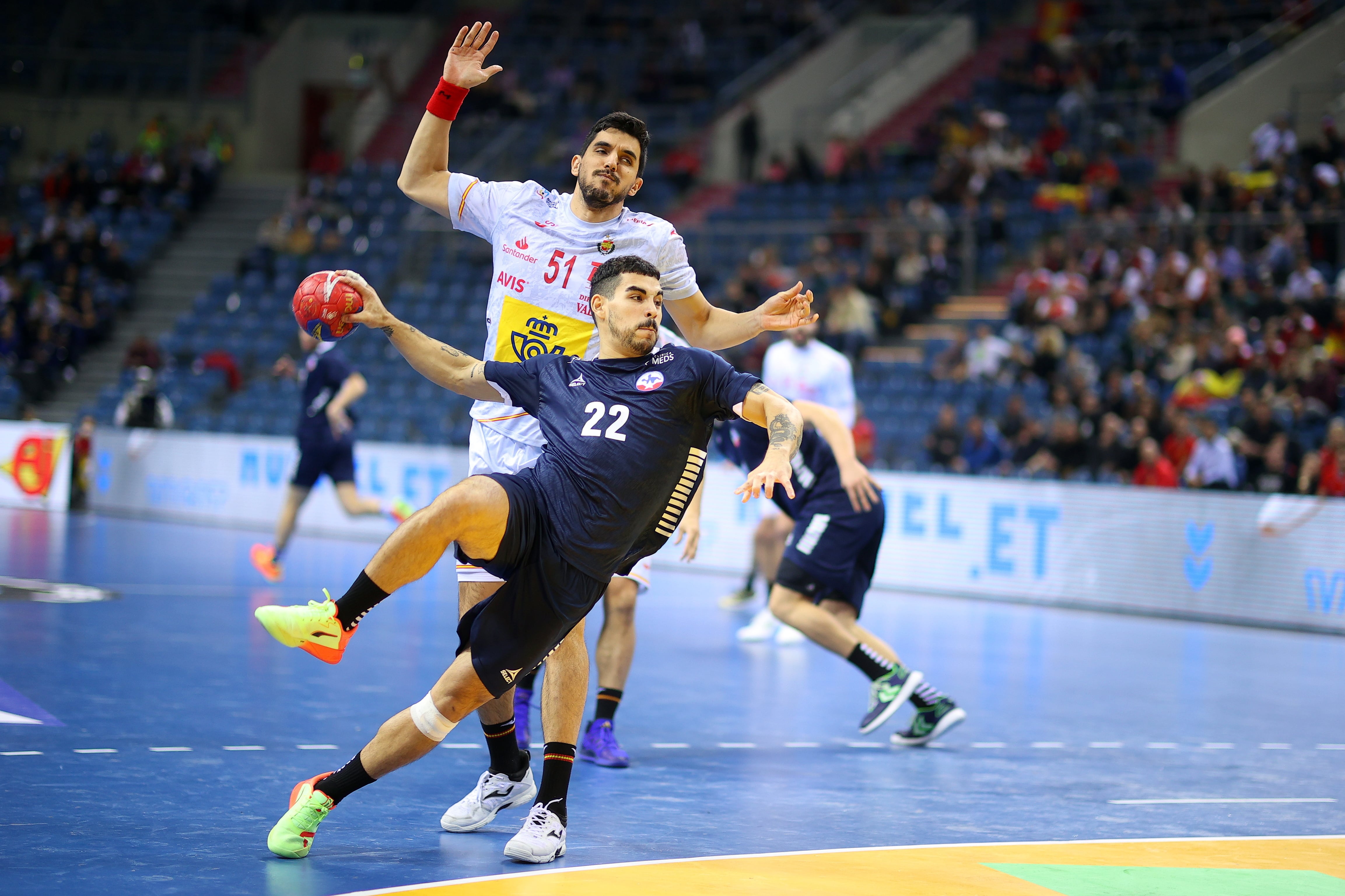 Krakow (Poland), 14/01/2023.- Miguel Sanchez Migallon Noranjo (back) of Spain and Matias Paya (front) of Chile in action during the 28th IHF Men&#039;Äôs World Handball Championship 2023 group A match between Spain and Chile in Krakow, Poland, 14 January 2023. (Balonmano, Polonia, España, Cracovia) EFE/EPA/Lukasz Gagulski POLAND OUT
