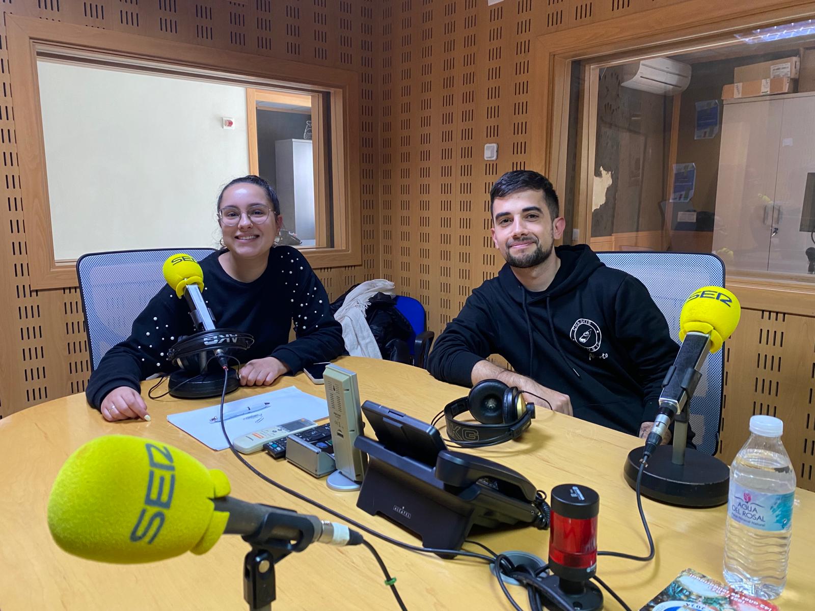 Alberto y Diana, integrantes de &quot;Las Fanáticas&quot; en los estudios de Ser Mérida