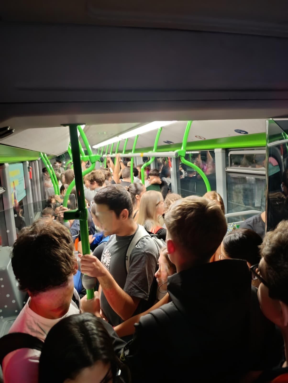 Interior del autobús de la línea R8 de Cáceres