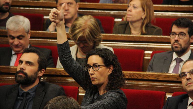 La portaveu parlamentària de Junts pel Sí, Marta Rovira, marca el vot afirmatiu al seu grup durant el ple del Parlament 