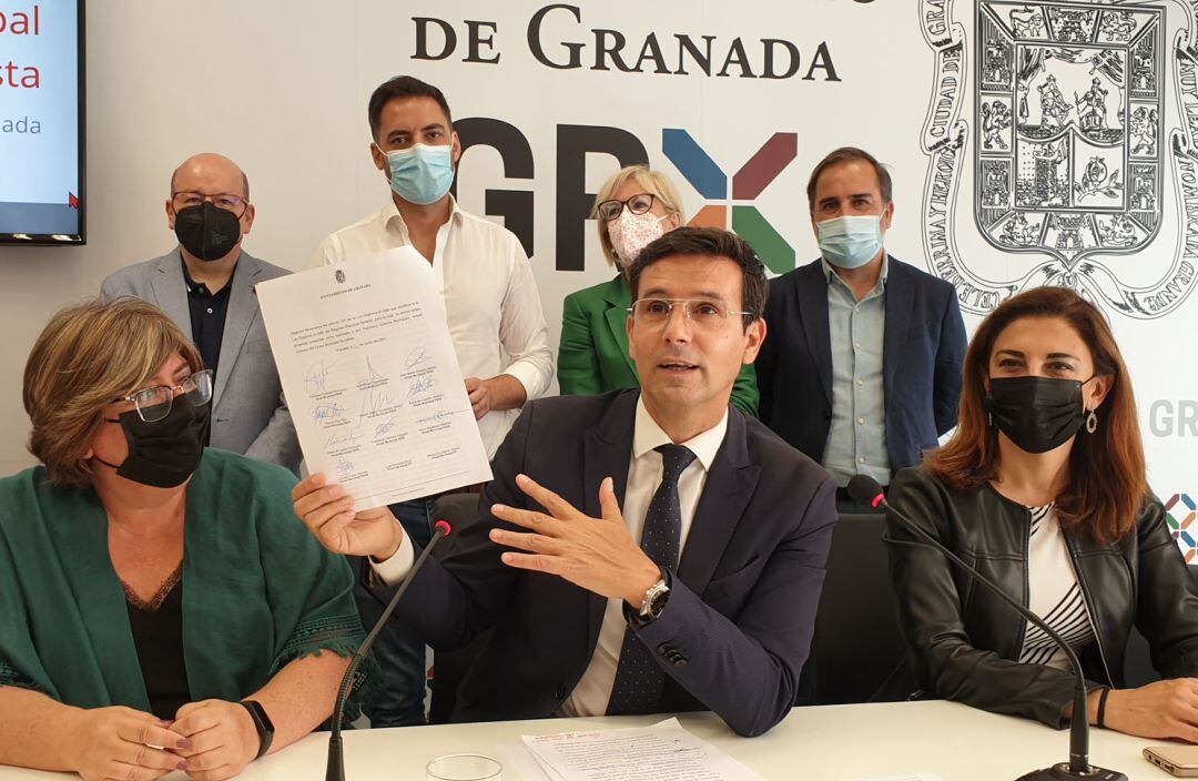 El portavoz del PSOE en el Ayuntamiento de Granada, Paco Cuenca, presenta la moción de censura contra el alcalde Luis Salvador (CS) a la que le faltan cuatro firmas para poder ser presentada. Cuenca ha comparecido acomapañado de todo el grupo municipal so